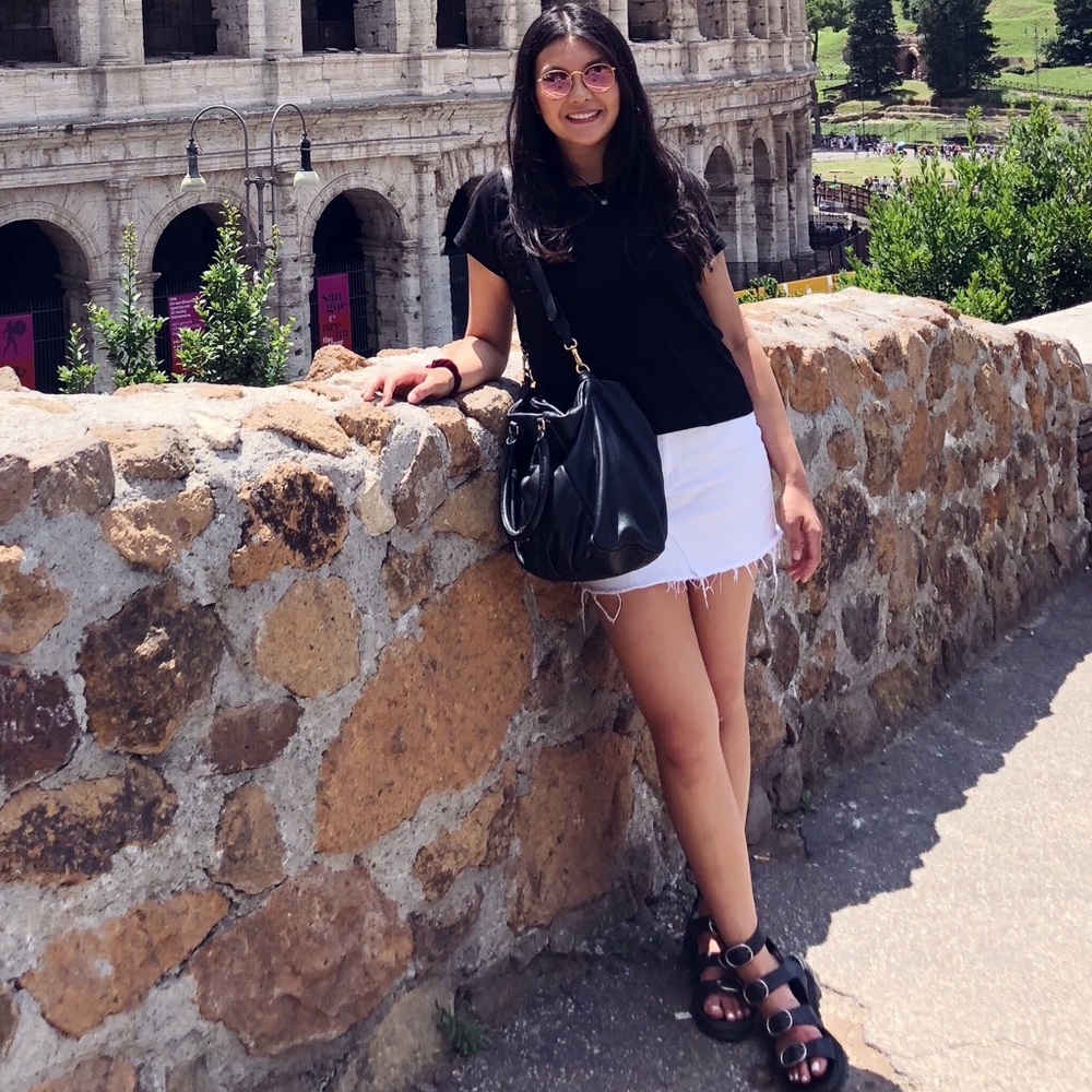 Meet your Posher, Larissa